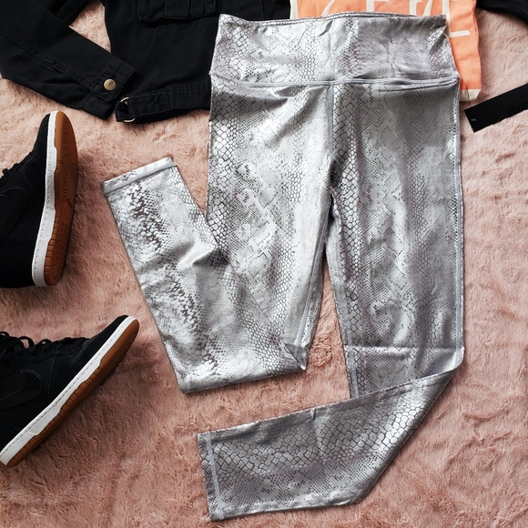 WILD🐺PRINT LEGGINGS - Picture 2 of 12